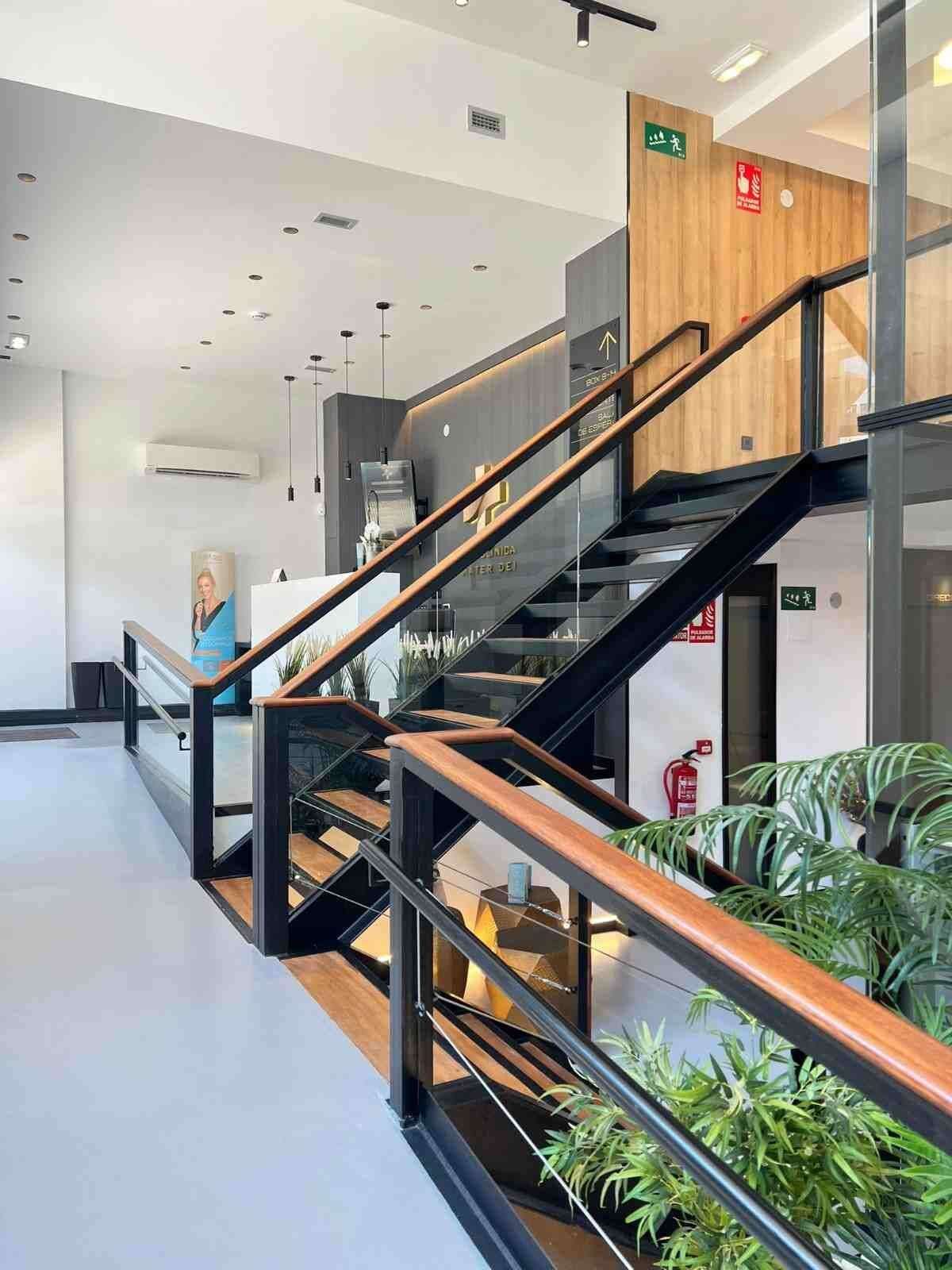 Escalera de acero y madera de Policlínica Mater Dei